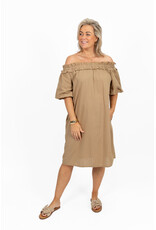 21Jewelz Off shoulder jurk met ruffle - camel