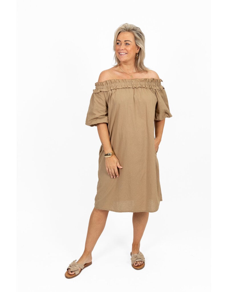 21Jewelz Off shoulder jurk met ruffle - camel