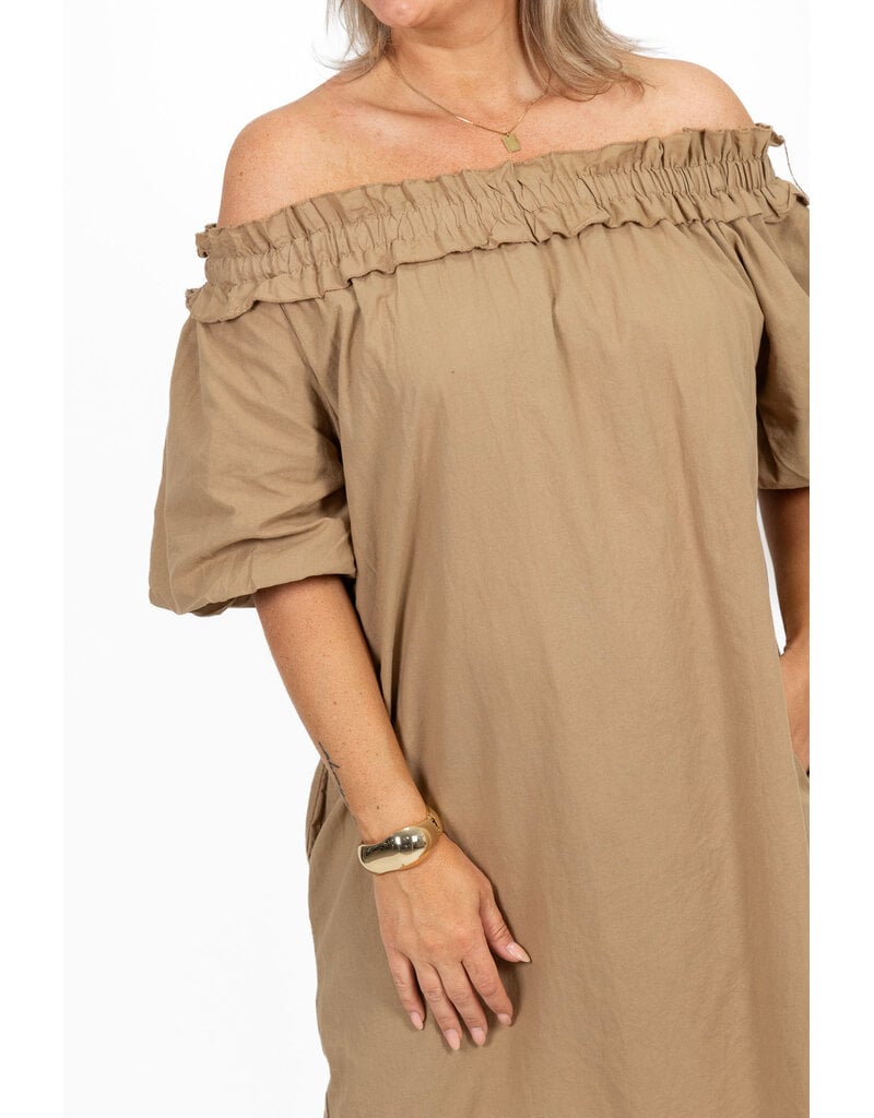 21Jewelz Off shoulder jurk met ruffle - camel