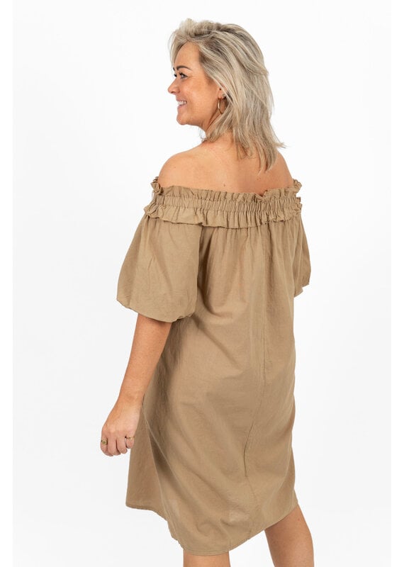 21Jewelz Off shoulder jurk met ruffle - camel