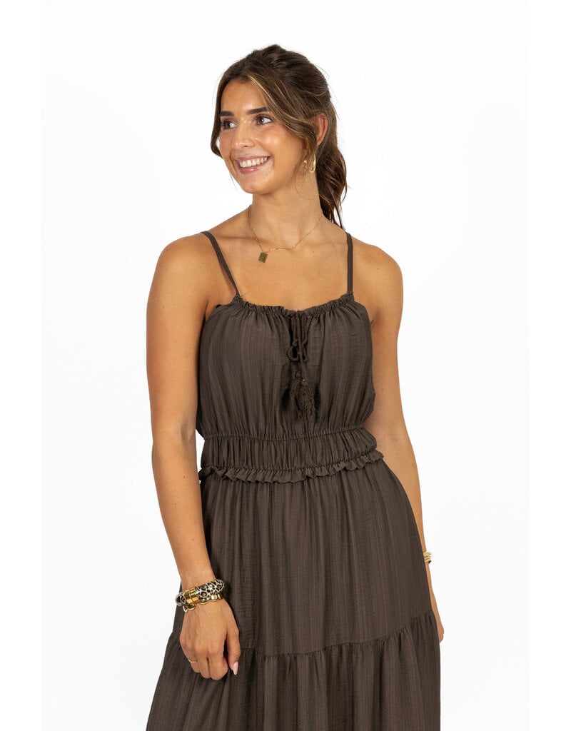 21Jewelz Mouwloze maxi jurk met koordje & ruches - bruin