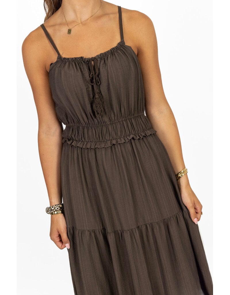 21Jewelz Mouwloze maxi jurk met koordje & ruches - bruin