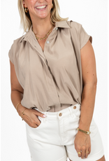 21Jewelz Geplooide mouwloze zomer blouse - donkerbeige
