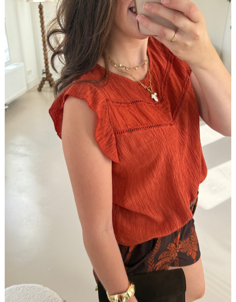 21Jewelz Top met embroidery detail & ruffle mouwtjes - roest