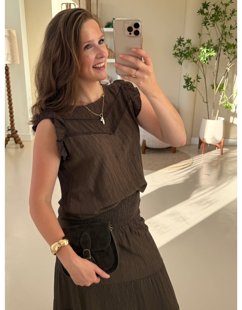 21Jewelz Top met embroidery detail & ruffle mouwtjes - bruin