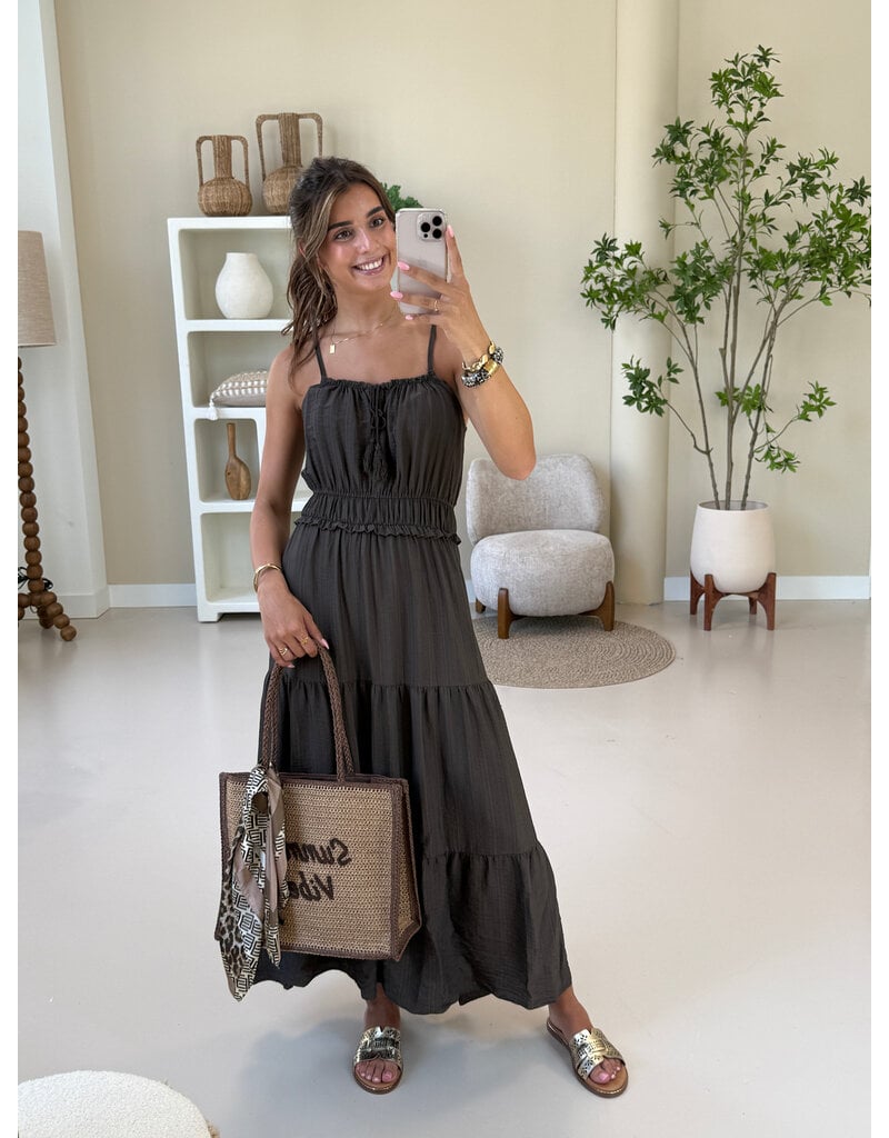 21Jewelz Mouwloze maxi jurk met koordje & ruches - bruin