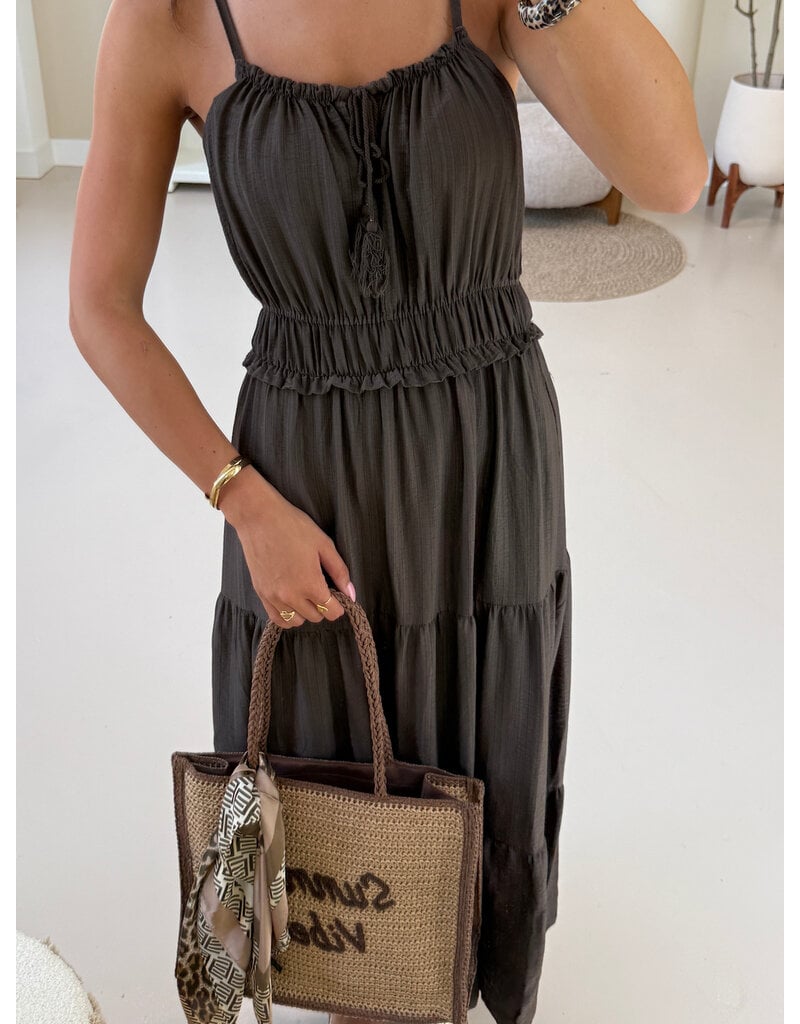 21Jewelz Mouwloze maxi jurk met koordje & ruches - bruin