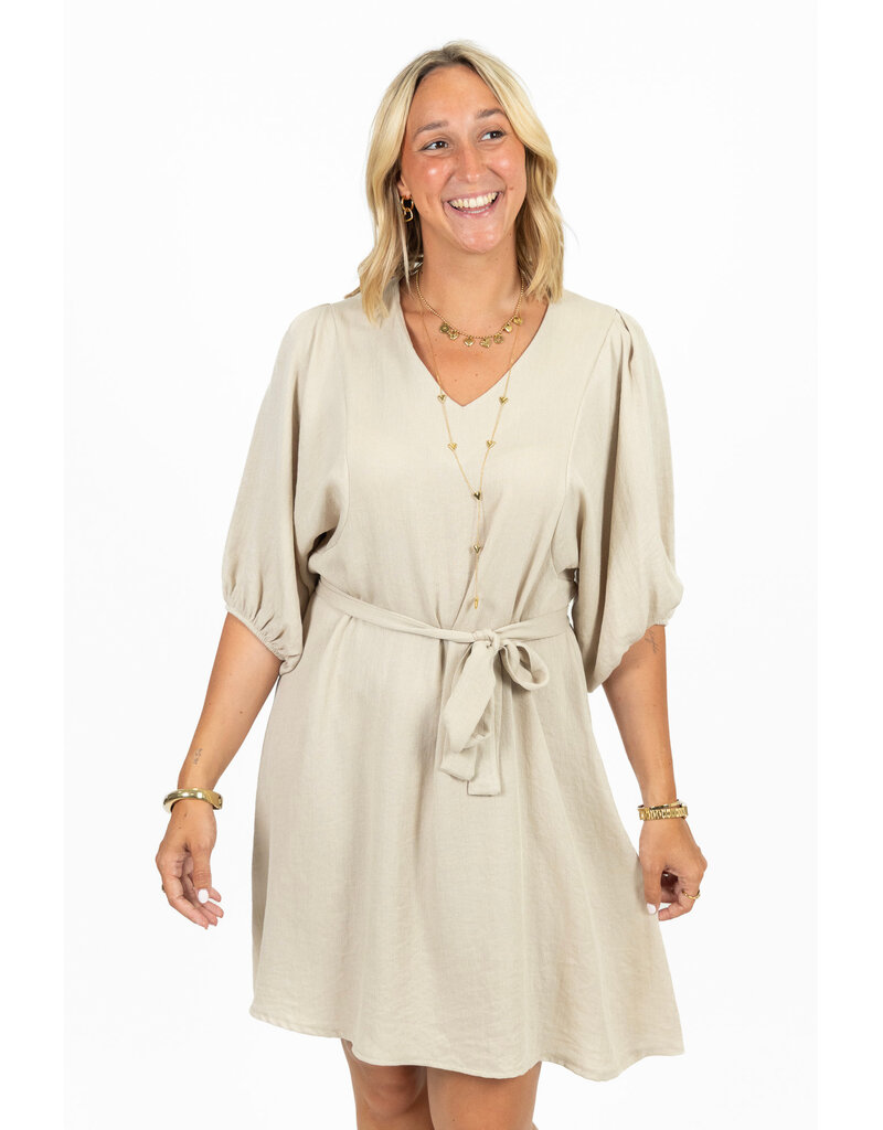 21Jewelz Effen basic jurkje met v-hals & ceintuur - beige
