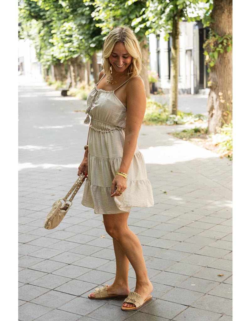 21Jewelz Mouwloos jurkje met koordje & ruches - beige