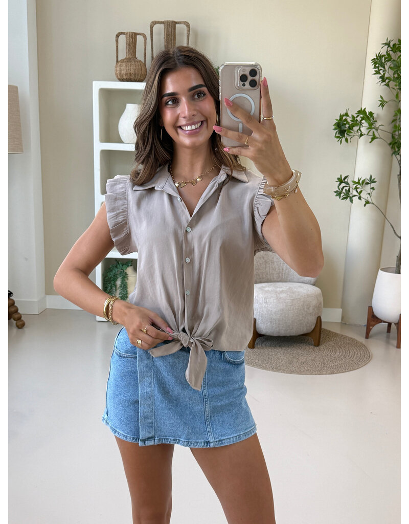 21Jewelz Blouse met knoopdetail & ruffles - donker beige