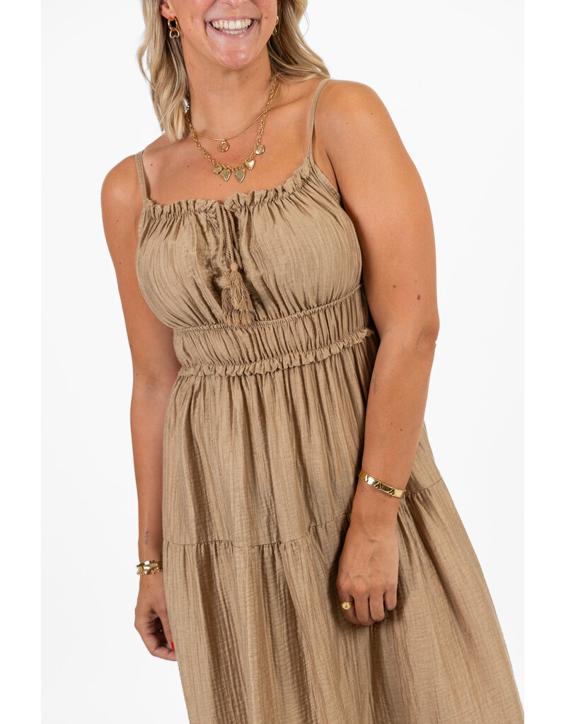 21Jewelz Mouwloze maxi jurk met koordje & ruches - camel