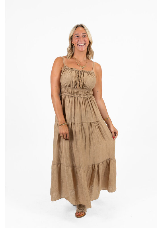 21Jewelz Mouwloze maxi jurk met koordje & ruches - camel