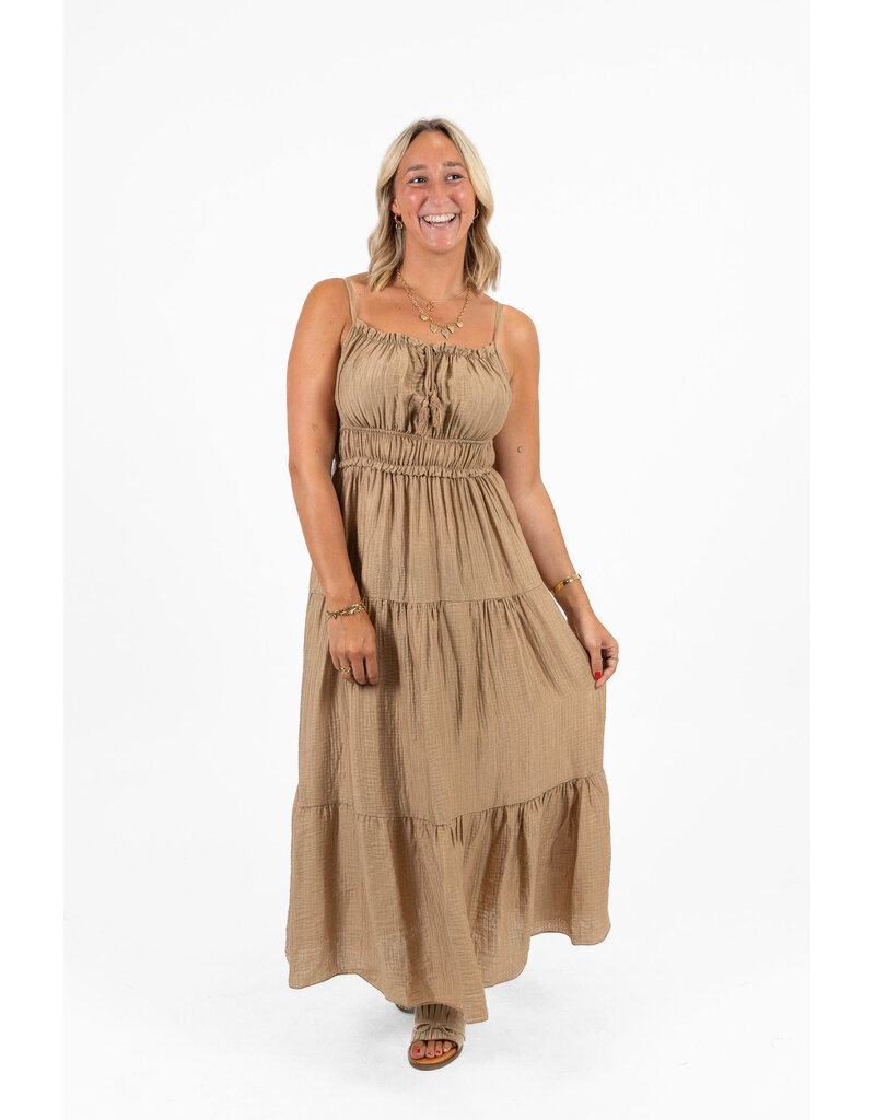 21Jewelz Mouwloze maxi jurk met koordje & ruches - camel