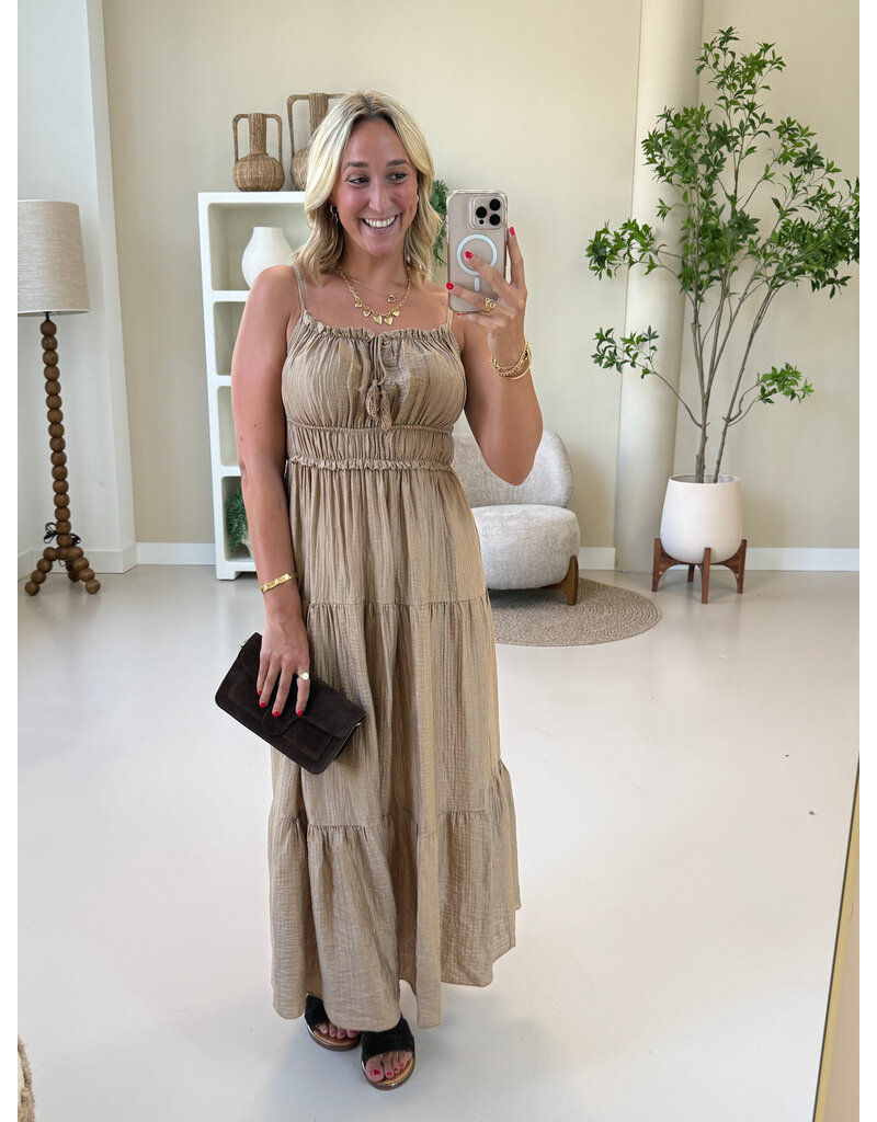 21Jewelz Mouwloze maxi jurk met koordje & ruches - camel
