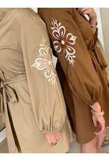 21Jewelz Losvallend jurkje met bloemdetail - camel