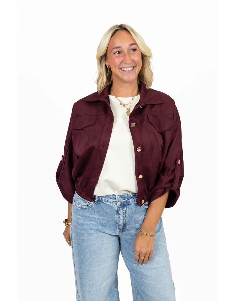 Suede-look jasje met gouden knoopjes - bordeaux