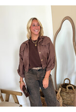 Suede-look jasje met gouden knoopjes - bruin