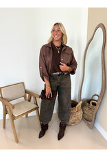 Suede-look jasje met gouden knoopjes - bruin