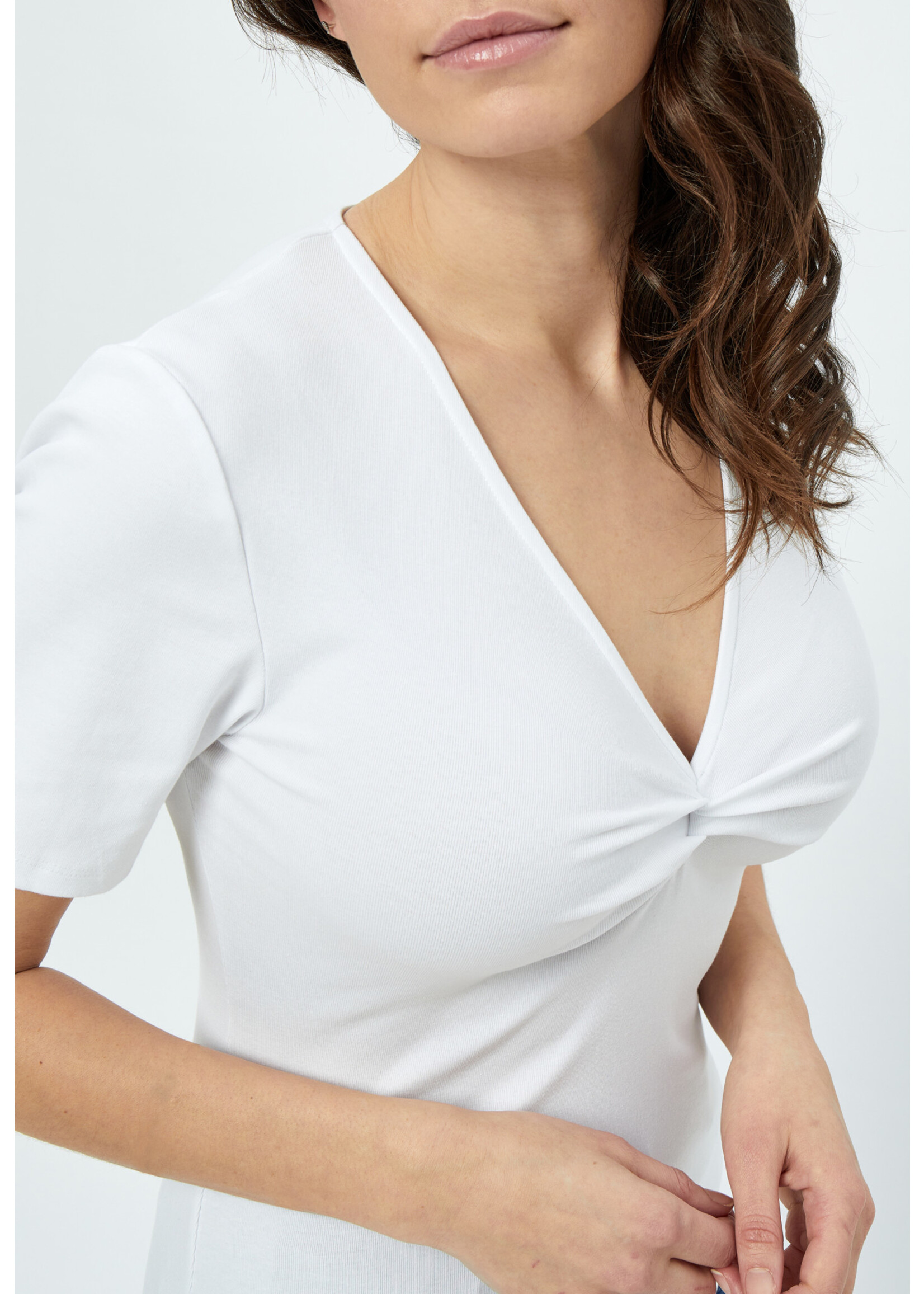 PEPPERCORN NINA V-NECK KNOT TOP white