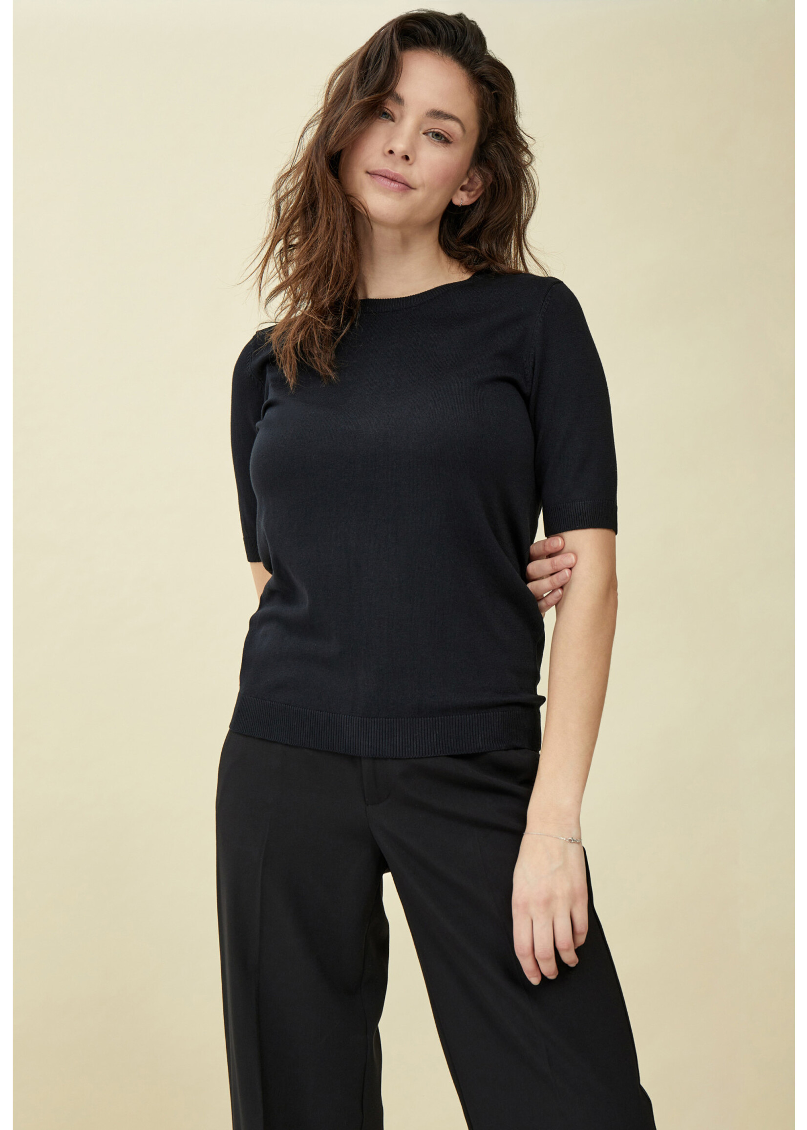 PEPPERCORN TANA SHORT SLEEVE PULLOVER black