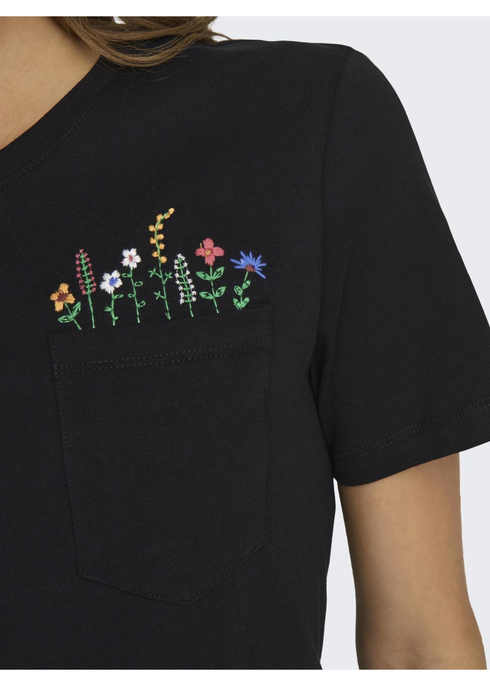 ONLY POLLY LIFE REG S/S POCKET TOP BOX JRS black wildflower