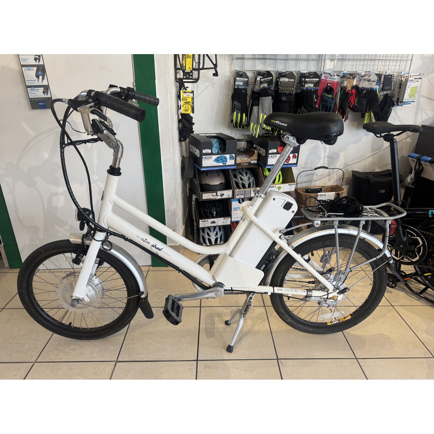 Secondhand1-E-Zee Street