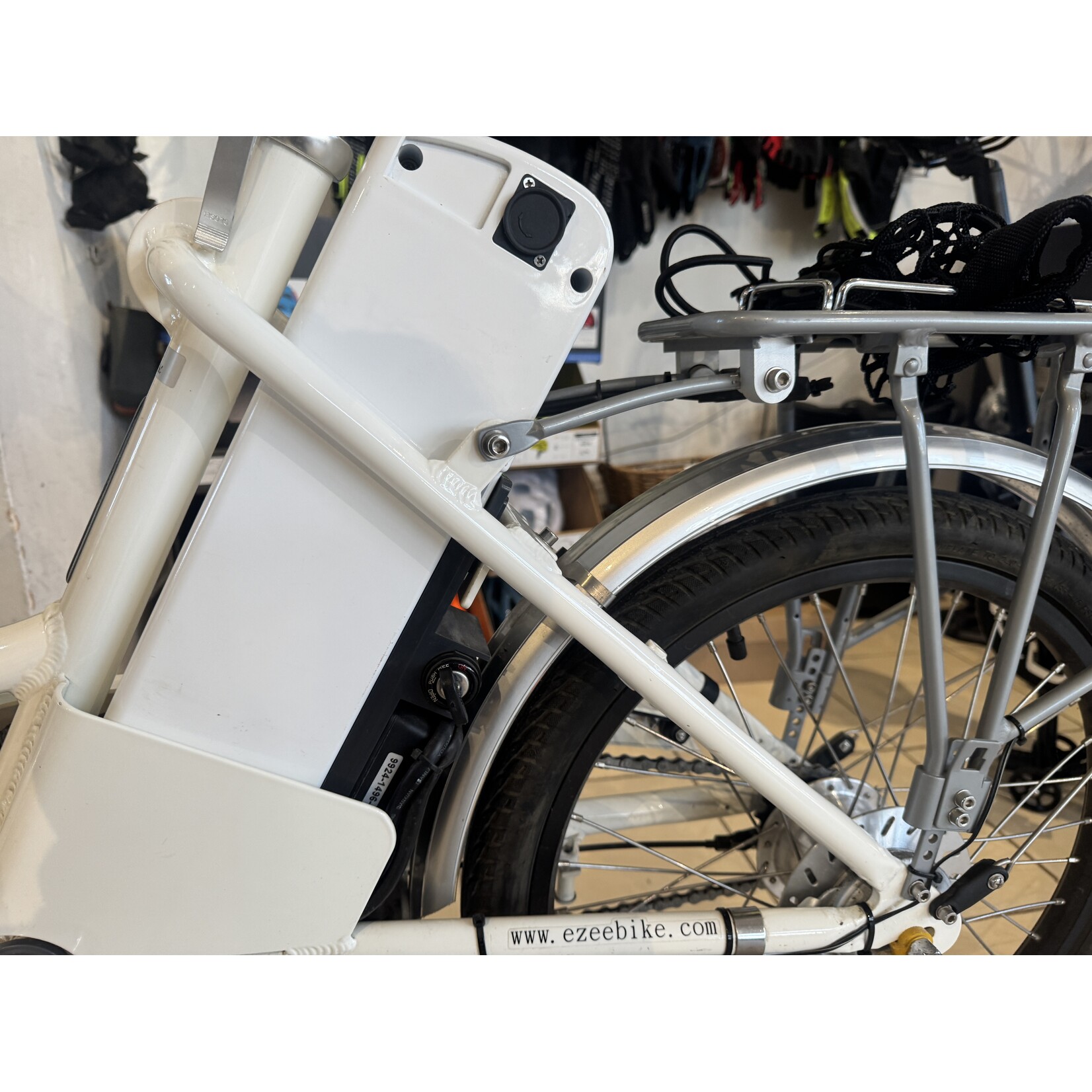 Secondhand1-E-Zee Street