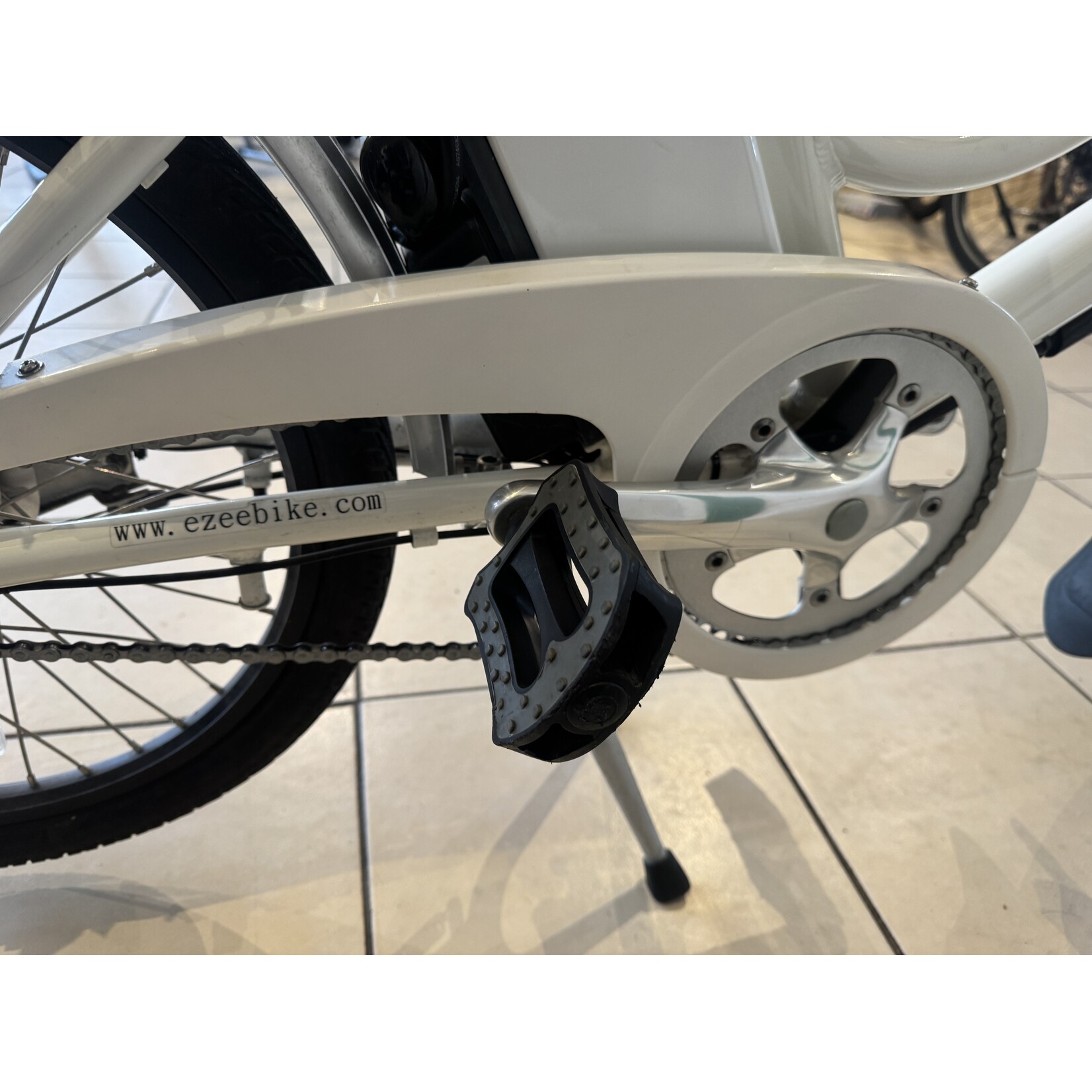 Secondhand1-E-Zee Street