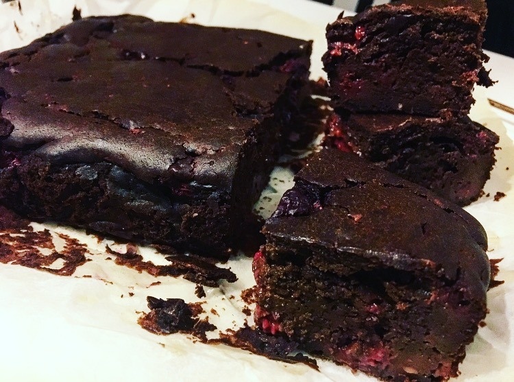 Brownies met frambozen en de rumoerige roodborst