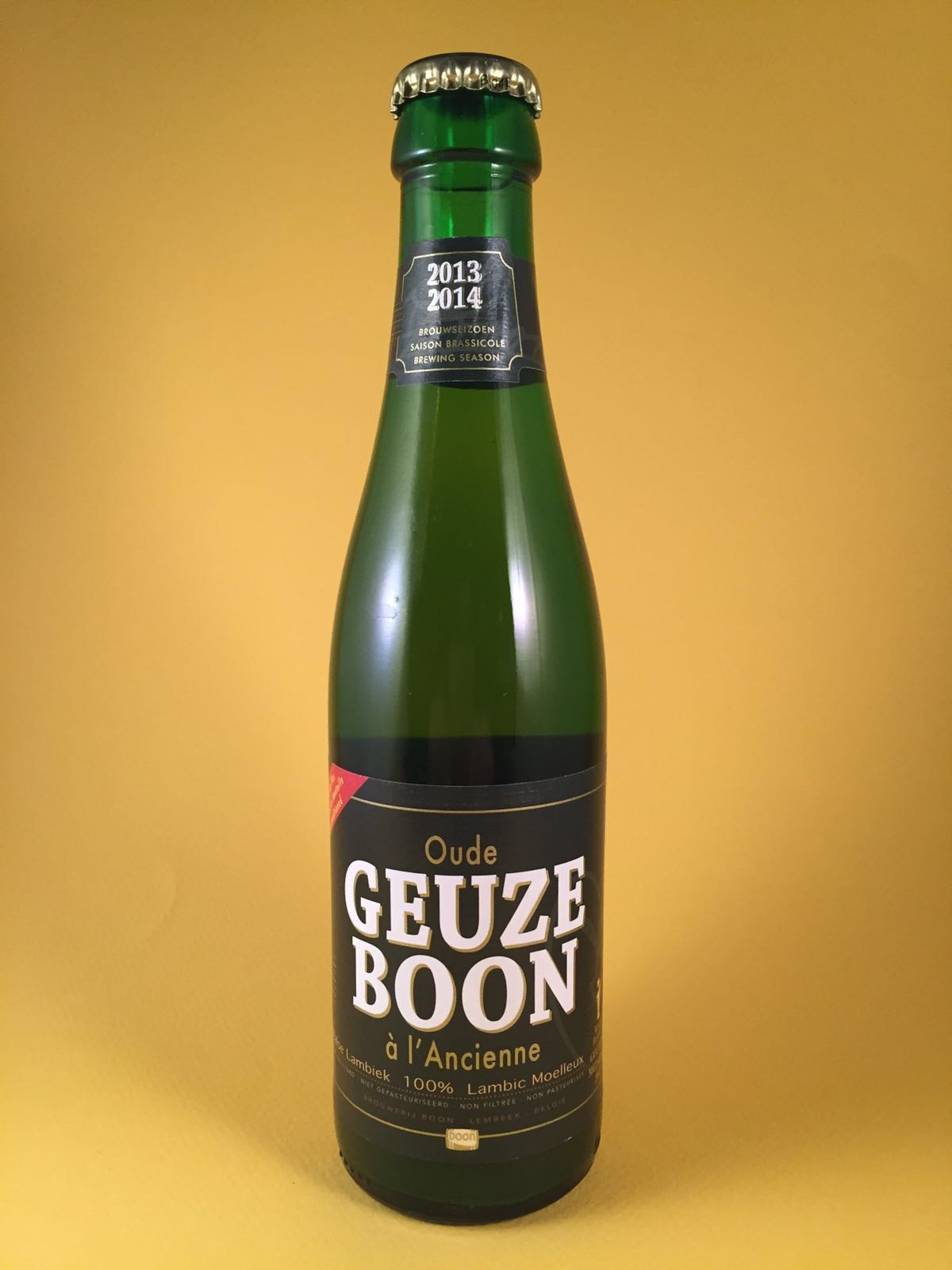 Geuze Boon Herkomst: Lembeek, Belgium Geuze bier zit hoog in zijn zuren en is ontstaan door spontane gisting. Geuze Boon bevat een alcoholpercentage van 7% en heeft een nagisting op de fles. Geuze is het eerst ontdekte bier. Vroeger dronken ze dit bier omdat het water niet te vertrouwen was, zowel kinderen als ouderen. Zelfs de soldaten hadden dit in hun veldfles zitten. Serveeradvies: Tussen de 4 en 7 graden