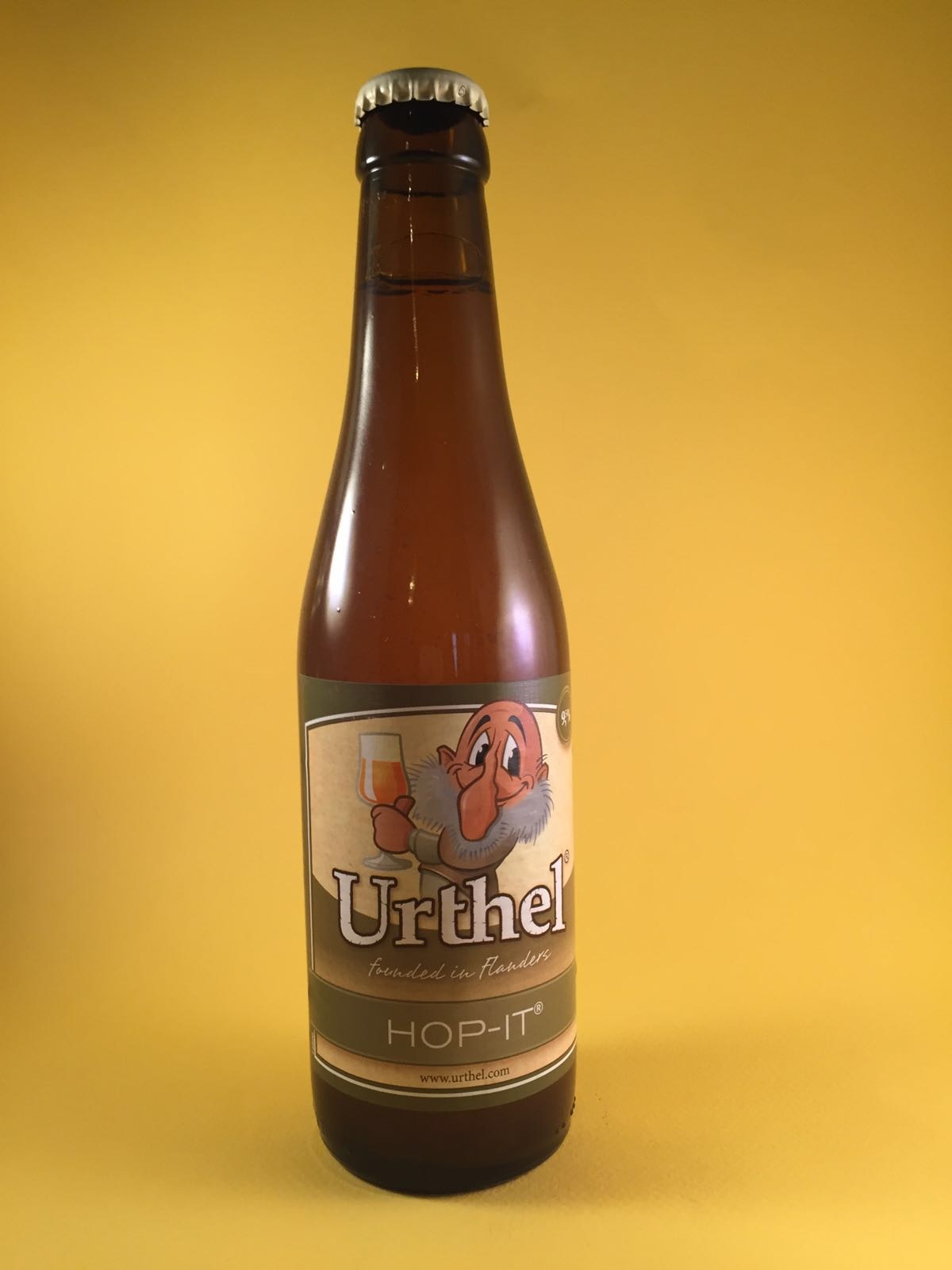 Urthel Hop-it Herkomst: Tilburg, Nederland Het bier heeft een troebele doorkijk en een mooie witte schuimkraag. Wat een geweldige hoppige smaak heeft dit bier. Informatie over de brouwerij is reeds bekent van vorige box. Het bier heeft een alcoholpercentage van 9,5%. Serveeradvies: 5 tot 7 graden.