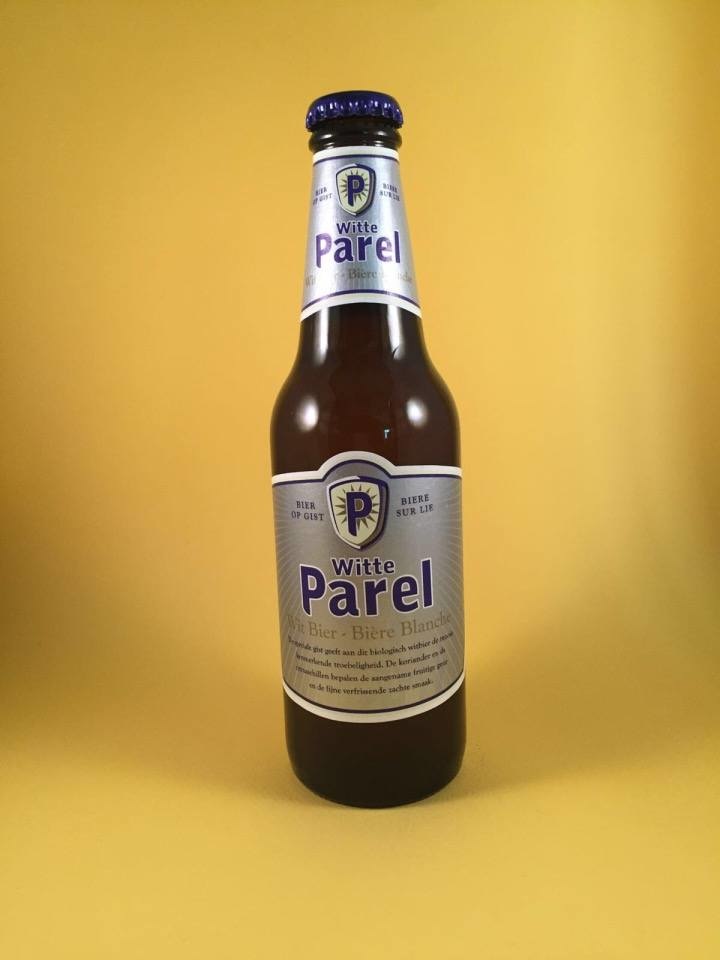 Budels Witte Parel Herkomst: Budel, Nederland Bovengistend witbier met een licht blonde kleur. Tonen van koriander en citrusschillen maken dit bier zacht van smaak en zorgen voor een fruitige geur. Voordat het flesje wordt geopend dient het flesje gewalst te worden zodat de troebelheid zich verdeeld in het flesje. Alcoholpercentage is 5%. Advies serveertemperatuur: Leg het bier achterin de koelkast waar het, het koudst is, een graad of 4 is perfect.