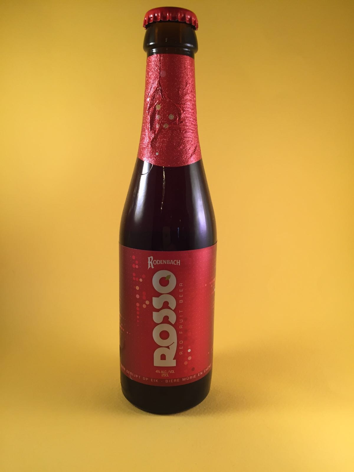 Rodenbach Rosso Herkomst: Roeselare, België Authentiek licht verteerbaar fris bier. Gebrouwen op basis van 2-jarig, op eikenhout gerijpt Rodenbach-bier. Het bier is gebrouwen met veenbessen, frambozen en zure krieken. Rosso heeft een alcoholpercentage van 4%. Advies serveertemperatuur 5 tot 7 graden.