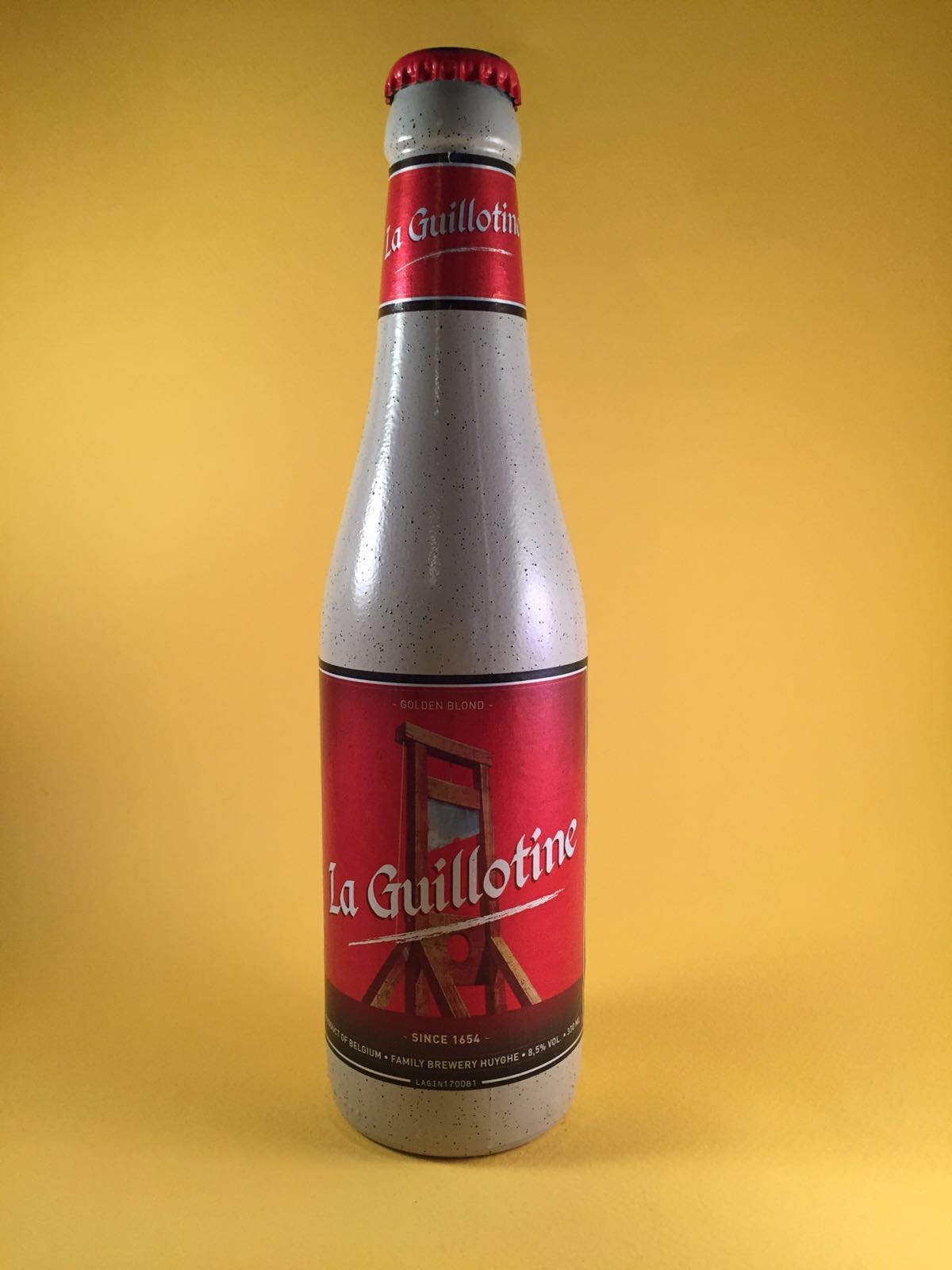 La Guillotine Herkomst: Melle, België De naam van het bier is te danken aan de Franse Revolutie. De tijd waarin je werd onthoofd onder de guillotine als je tegen de Revolutie was. Wederom een blond bier maar met een erg bittere smaak. Het flesje is geheel anders omdat het geen licht door laat waardoor de specifieke smaak beter behouden blijft.