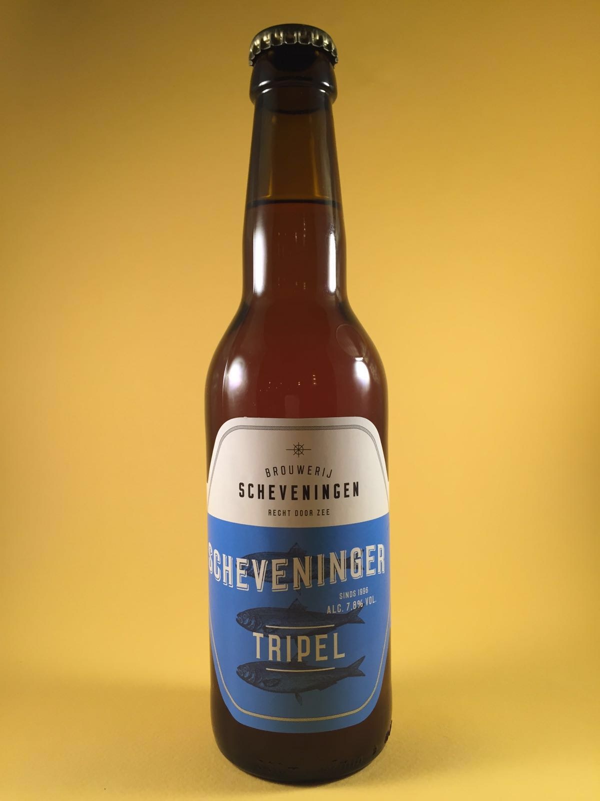 Scheveninger Tripel Herkomst: Scheveningen, Nederland. Dit goudgeel biertje is een echte tripel. Volle smaak die ook lekker blijft hangen. Door dry-hoppingmethode toe te passen heeft het bier een volle aroma van tropisch fruit. Het bier heeft een alcoholpercentage van 7,8% en een serveertemperatuur van 10 graden