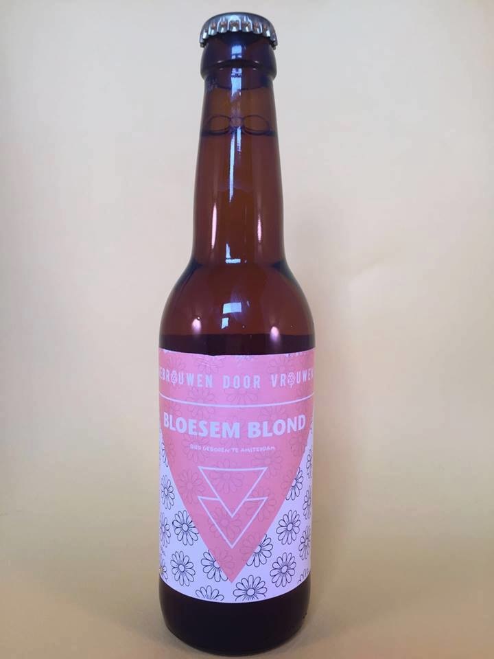 Goudgeel blondbier. Typisch voorjaarsbier. Helder van kleur en door de vlierbloesem een bloemige, frisse smaak. De geur doet denken aan een wandeling door een bloemenweide. Dit bier is pas sinds maart verkrijgbaar dus wij zijn trots dat we dit bier in ons assortiment kunnen verzenden. Het bier bevat een alcoholpercentage van 6,2%. Serveertemperatuur 8 graden.