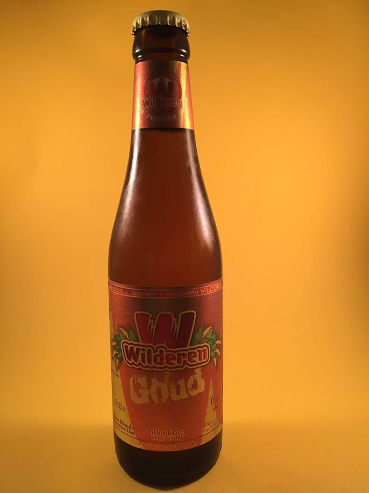 Wilderen Goud Herkomst: Wilderen, België Stoer en onweerstaanbier blond bier. Eveneens verfrissend zoals meerdere in dit pakket. Heerlijk voor deze periode van het jaar. Wilderen Goud heeft een hoge gisting en in de smaak zijn tonen van citrusvruchten. Het bier bevat een alcoholpercentage van 6,2%. Advies serveertemperatuur: 6 à 8 graden. 