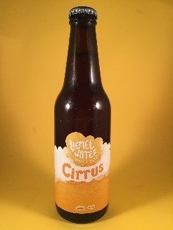 Cirrus Herkomst: Zeeland, Nederland Dit bier is uniek. Wij hebben de eerste batch rechtstreeks van brouwerij “Hemelwater” gekregen. De naam Cirrus betekend in het Latijns: een wolk die bestaat uit hoge ijskristallen met een vezelige structuur. Dit pale ale bier heeft een frisse tint door de lemongrass die in het receptuur zit. In de geur herkennen we lychees. De mannen van brouwerij Hemelwater hebben in het verleden prijzen gewonnen met verschillende bieren. Dit bier bevat een alcoholpercentage van 5,7%. Advies serveertemperatuur: 5 à 7 graden 