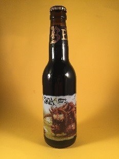 Bevog Baja Oatmeal Stout Herkomst: Bad Radkersburg, Oostenrijk Dit zwarte stoutbier doet qua kleur denken aan gebruikte motorolie. De smaak is een feestje voor je smaakpapillen waar je zelf bij mag zijn. Ondanks het lage alcoholpercentage heeft dit bier een volle smaak. Zoute drop, chocolade en laurier voeren de boventoon in de smaak met toch een frisse afdronk. Het bier bevat een alcoholpercentage van 5,8%. Advies serveertemperatuur: 5 graden. 