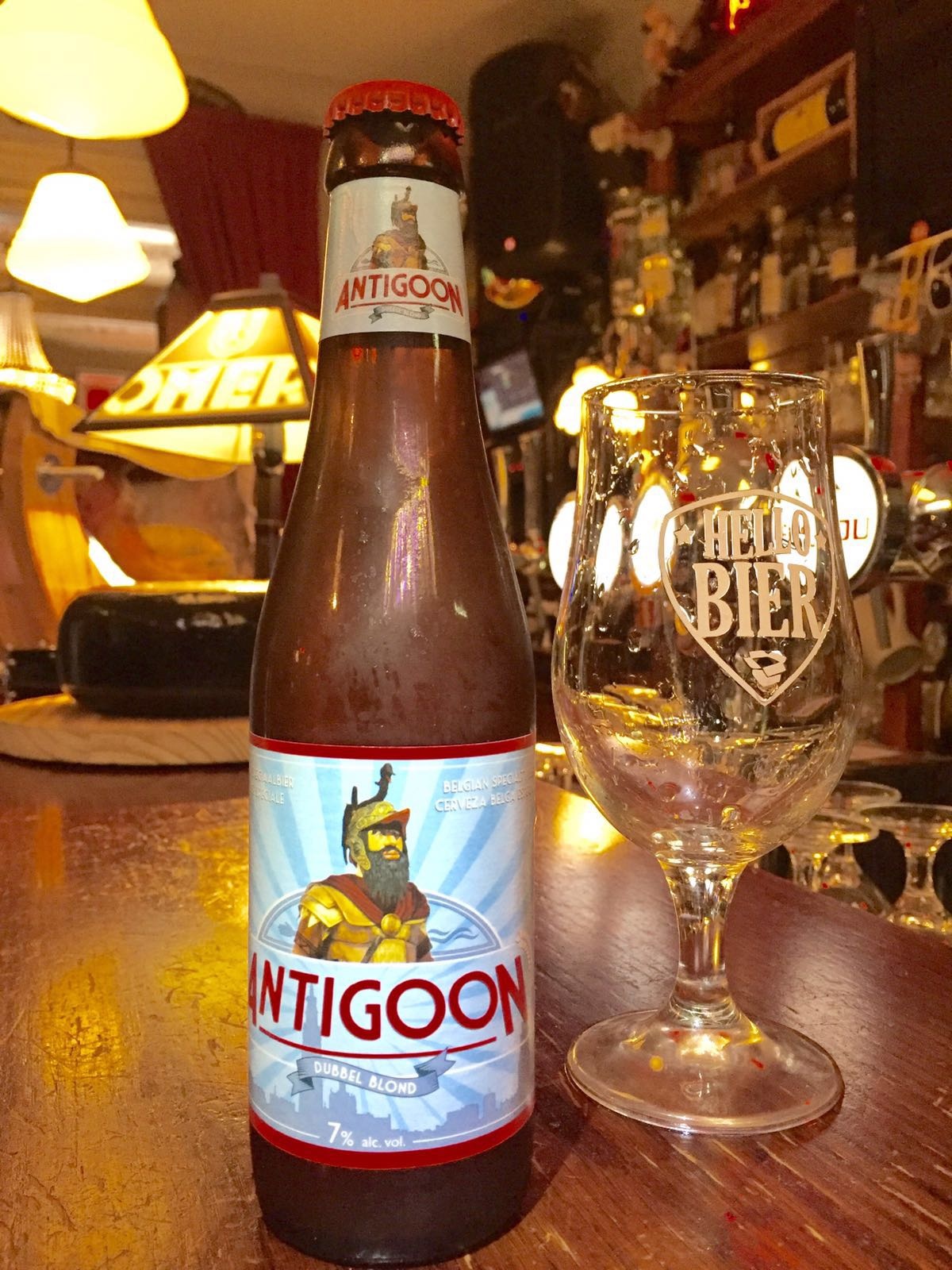 Antigoon Herkomst: Ursel, België Dubbel blond bier met een romige kraag met fijne belletjes. Dit appelfris bier wordt vergezeld met citrus en kruidige aroma’s. Een blond bier mag “Dubbel Blond” genoemd worden als het een alcoholpercentage van 7% heeft. Antigoon is een bier met body waarbij de combinatie van smaken mooi in balans zijn. Advies serveertemperatuur: 7 graden.
