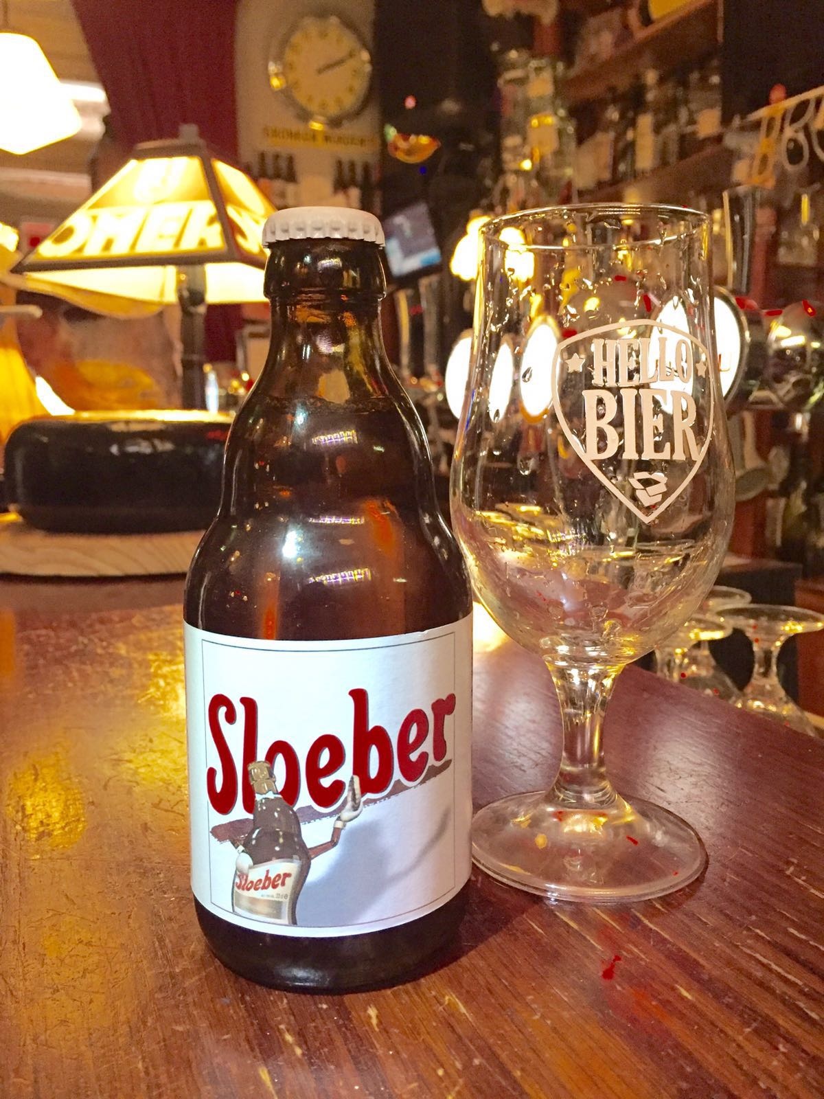 Sloeber Herkomst: Oudenaarde, België Fris blond bier, neigend naar een lichte tripel, met hergisting op de fles. Volle, krachtige smaak maar toch voelt het bier subtiel de mond. Tonen van citrus en hop bepalen de smaak waarbij je in de afdronk een licht zoetje herkent. De geur doet je denken aan een wandeling door een graanveld. Wij hebben dit lekker blond bier op 3 graden gedronken en dit was zeker een aanrader. Verraderlijk is dan wel de alcoholpercentage: 7,5%.