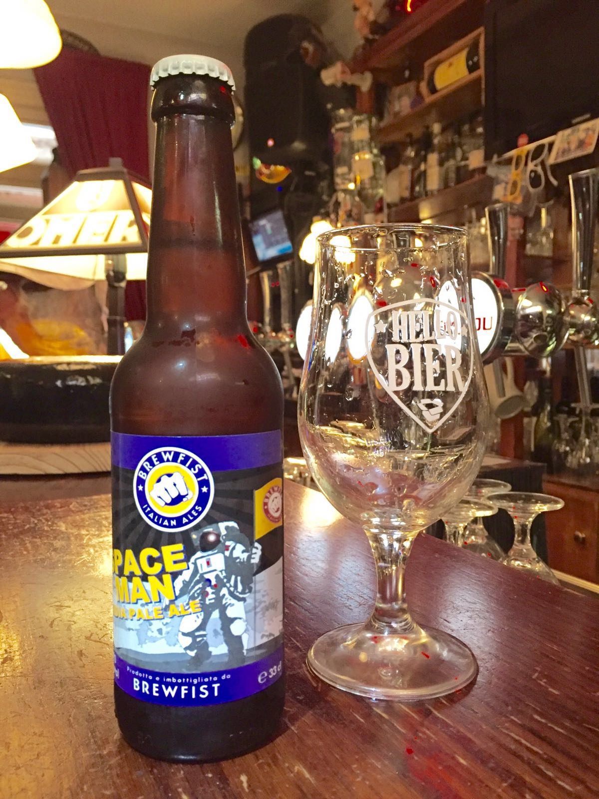 Brewfist Spaceman IPA Herkomst: Italië, Codogno Helder oranje is deze IPA van kleur. De bloemige geur komt aangenaam binnen in je neus. Citrus-, perzik- en grapefruitkenmerken in de smaak maken dit biertje zomers. De tintelende smaken en aangename geur brengen je in een zwoele, zachte zomeravondspace. Dit bier heeft een opvallende naam maar het verhaal achter de naam Spaceman IPA konden we helaas niet vinden. Het bier bevat een alcoholpercentage van: 7%. Advies serveertemperatuur: 6 graden.