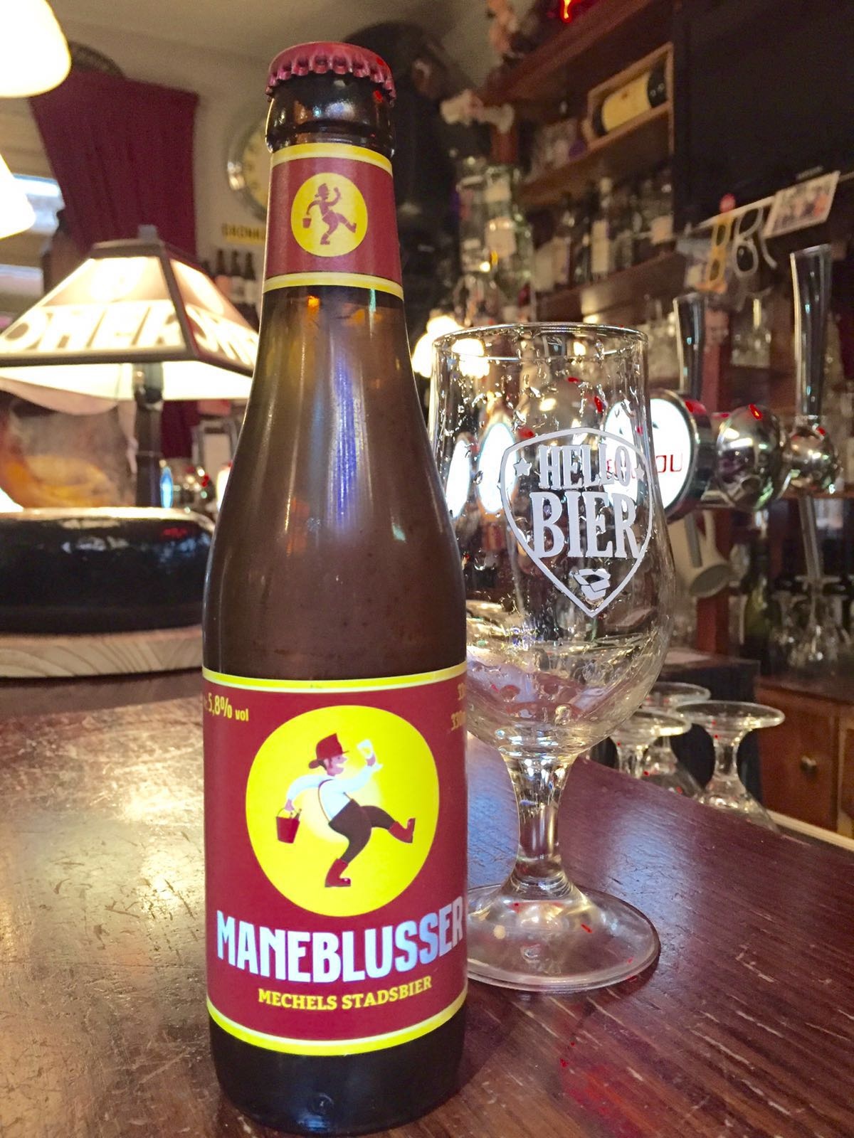 Maneblusser Herkomst: Mechelen, België Maneblusser is een frisse dorstlesser. De brouwer wilde voor de inwoners van Mechelen een toegankelijk blond bier brouwen maar waar wel pit in zit. Voor een speciaalbier heeft dit bier een laag alcoholpercentage. Zoals veel blonde bieren heeft dit bier ook een citrus aroma wat gevolgd wordt door een fijne afdronk. Het bier bevat een alcoholpercentage van 5,8%. Advies serveertemperatuur: 5 graden.