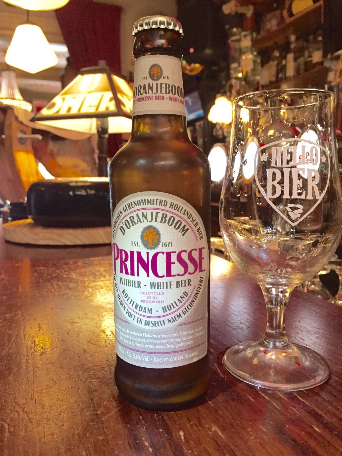 Princesse Witbier Herkomst: Breda, Nederland Wij zijn trots dat we dit bier in ons pakket mogen toevoegen. Dit “vergeten” historisch bier is nieuw leven ingeblazen. Princesse is een van de meest historische bieren. Vroeger werd dit bier door twee Amsterdamse brouwerijen gebrouwen, tegenwoordig door United Dutch Brewerys uit Rotterdam waarbij ze de naam d’orangeboom gebruiken. Dit witbier is op smaak gebracht met verschillende specerijen en kruiden. Door dit bier goed te koelen en mede dankzij zijn lage alcoholpercentage is dit witbier lekker weg te drinken. Advies serveertemperatuur: 4 à 5 graden. Alcoholpercentage 5,6%