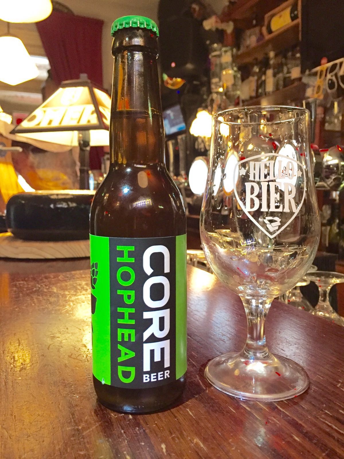 Corebeer Hophead Herkomst: Engelen/Schijndel, Nederland Hou je van bieren met een verhaal? Dit bier is gebrouwen door een crew van excellente Coreworks podiumbouwers. Als dit je nog niks zegt denk dan aan de podia van o.a. Wish, Awakenings en Lakedance. Deze blonde tripel is met 3 hopgiften extra intens gehopt. Na hoofdgisting nog eens koudgehopt. Dit is uniek. Rauwe hop wordt toegevoegd en daarna weer gefilterd. Hierdoor wordt de mooie bitter- en hoppigheid van het bier bepaald. Dit bier is nog nergens te verkrijgen. Hierover hoeft niet gediscussieerd te worden. Dit bier eindigt op de hoogste tree van het podium. Advies serveertemperatuur 12 graden. Alcoholpercentage: 7,4%