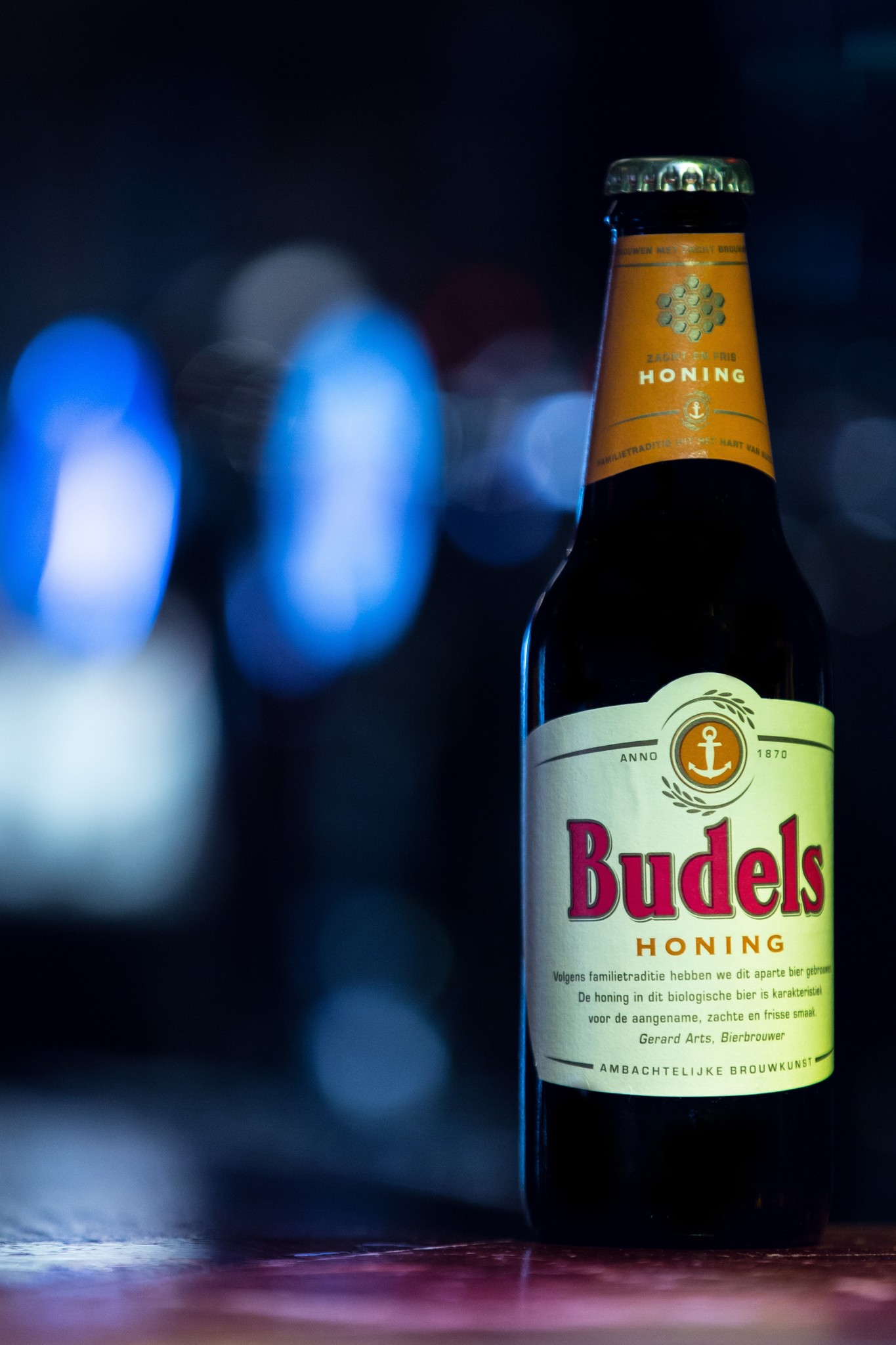 Budels Honing Herkomst: Budel, Nederland Dit zacht zoet speciaalbier is een lekker biologisch biertje om van te genieten in de zon. Zoals de naam zegt is honing zowel in de smaak als geur terug te vinden. Het bier is puur natuur en heeft een fijne afdronk. Biologisch betekent bij de Budelse brouwerij dat de grondstoffen allemaal 100% biologisch zijn verbouwd en er wordt ook zelfs ge-bruik gemaakt van groene stroom. Budels Honing heeft een laag alcoholpercentage. Het bier bevat een alcoholpercentage van: 4,5%. Advies serveertemperatuur: 4 à 6 graden.