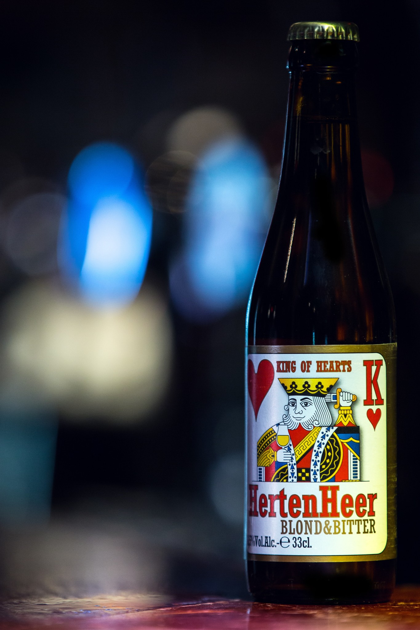 Hertenheer Herkomst: Oud-Turnhout, Bel-gië Hertenheer is een koperblond bier waar geen enkele kruiden aan toegevoegd is maar vooral gebruik is gemaakt van hop. Door het overmatig gebruik van hop heeft het bier een bittere smaak die in de afdronk lekker blijft hangen. Ondanks de aanwezige bitte-re smaak zijn er ook verfijnde toetsen van citrus terug te vinden waardoor het bier makkelijker doordrinkend is. Brouwerij “Het Nest” is in 2000 opgerichts als hobby-brouwerij maar bestaat tegenwoordig als een moderne brouwerij en heeft al verschil-lende prijzen weten te winnen met de bieren die zij brouwen. Het bier bevat een al-coholpercentage van: 6,5%. Advies serveertemperatuur: 5 à 7 graden.