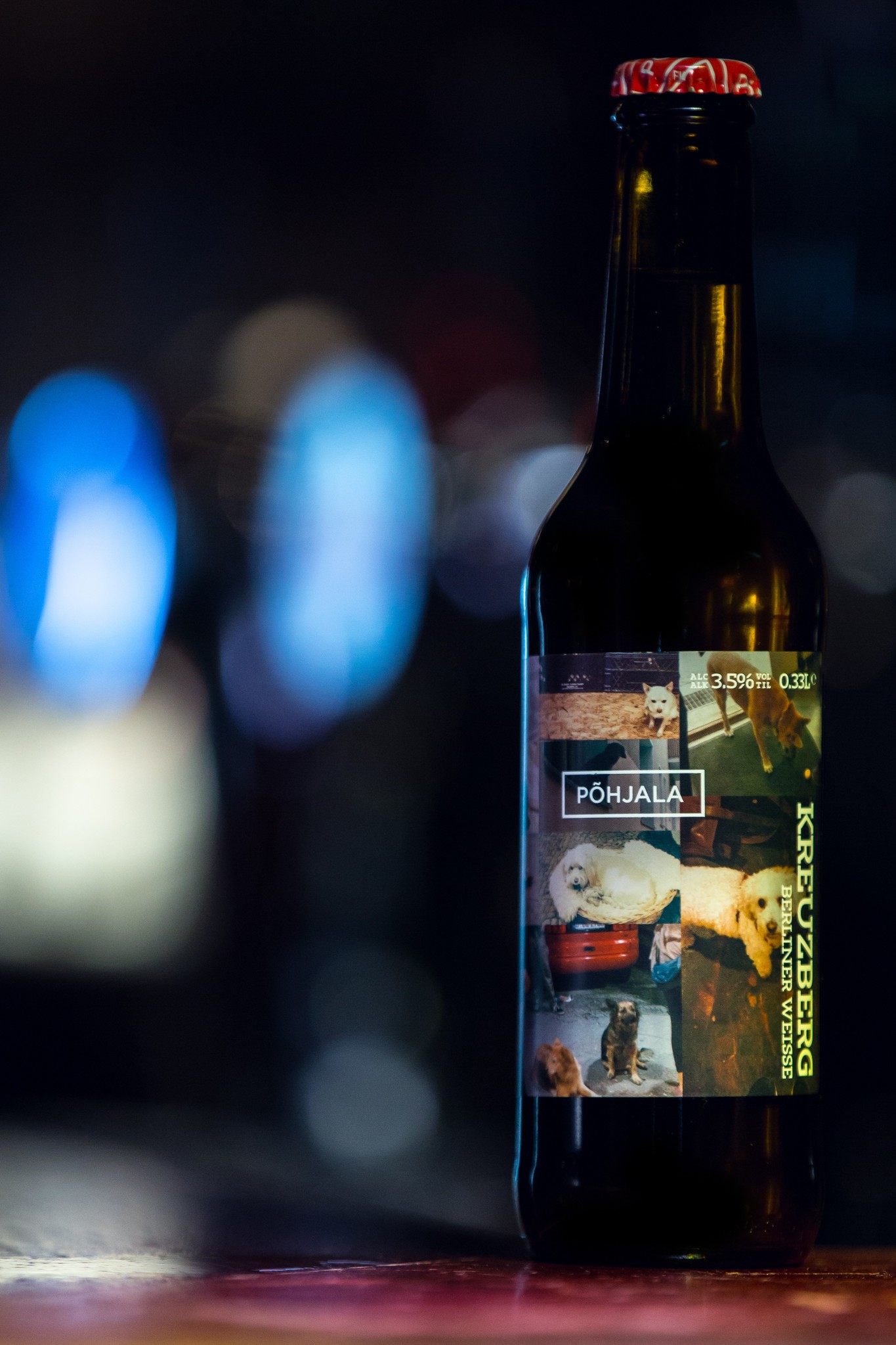 Pohjala Kreuzberg Berliner Weisse Herkomst: Tallin, Estland Een zeer verrassend speciaalbier uit Estland. Opvallend is al het etiket. Maar de geur in combinatie met de smaak is al helemaal verrassend. In de neus herken je de geur van mandarijnen uit blik. De smaak is echter zeer zuur. Niet Geuze zuur maar citroenzuur. De zuurgraad van dit bier verklaart ook waarom het schuim van de Pohjala Kreuzberg bijna niet aanwezig is en zeer snel verdwijnt. Kortom dit speciaalbier is een aanrader om te drinken voor als je de muggen van je af wilt houden. De zuurheid van dit bier ook bepalend voor het alcoholpercentage: 3,5%. Advies serveertemperatuur: 3 à 4 graden.