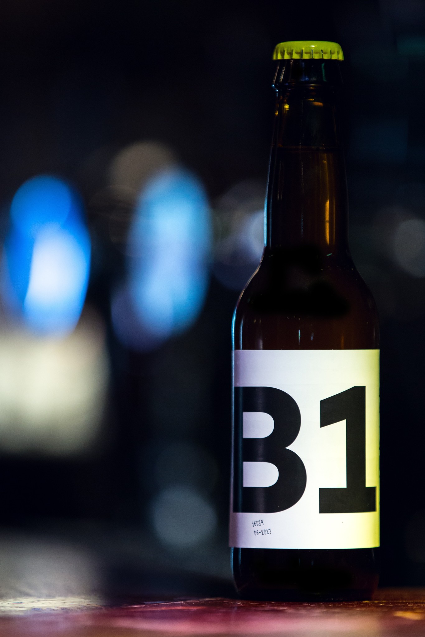 B1 Witbier Herkomst: Purmerend, Nederland Dorstlessend witbier van Brouwerij Berging uit Purmerend. Dit troebele witbier heeft een smakencombinatie van citrus, radijsjes en koriander. Brouwerij Berging heeft als missie om ambacht uit te dragen. Zij willen innoveren in biersmaken en brouwproces-sen. Bij het uitproberen van nieuwe biersoorten gaat er natuurlijk wel eens iets mis. Wat leuk is van deze brouwerij is dat zij dit niet zelf opdrinken of weggooien. Nee, zij destilleren het en maken er een eigen gin van. Deze mannen zijn goed bezig om de verspilling tegen te gaan. B1 witbier is in ieder geval wel gelukt. Dit bier bevat een alco-holpercentage van 5,1%. Advies serveertemperatuur 4 à 6 graden.