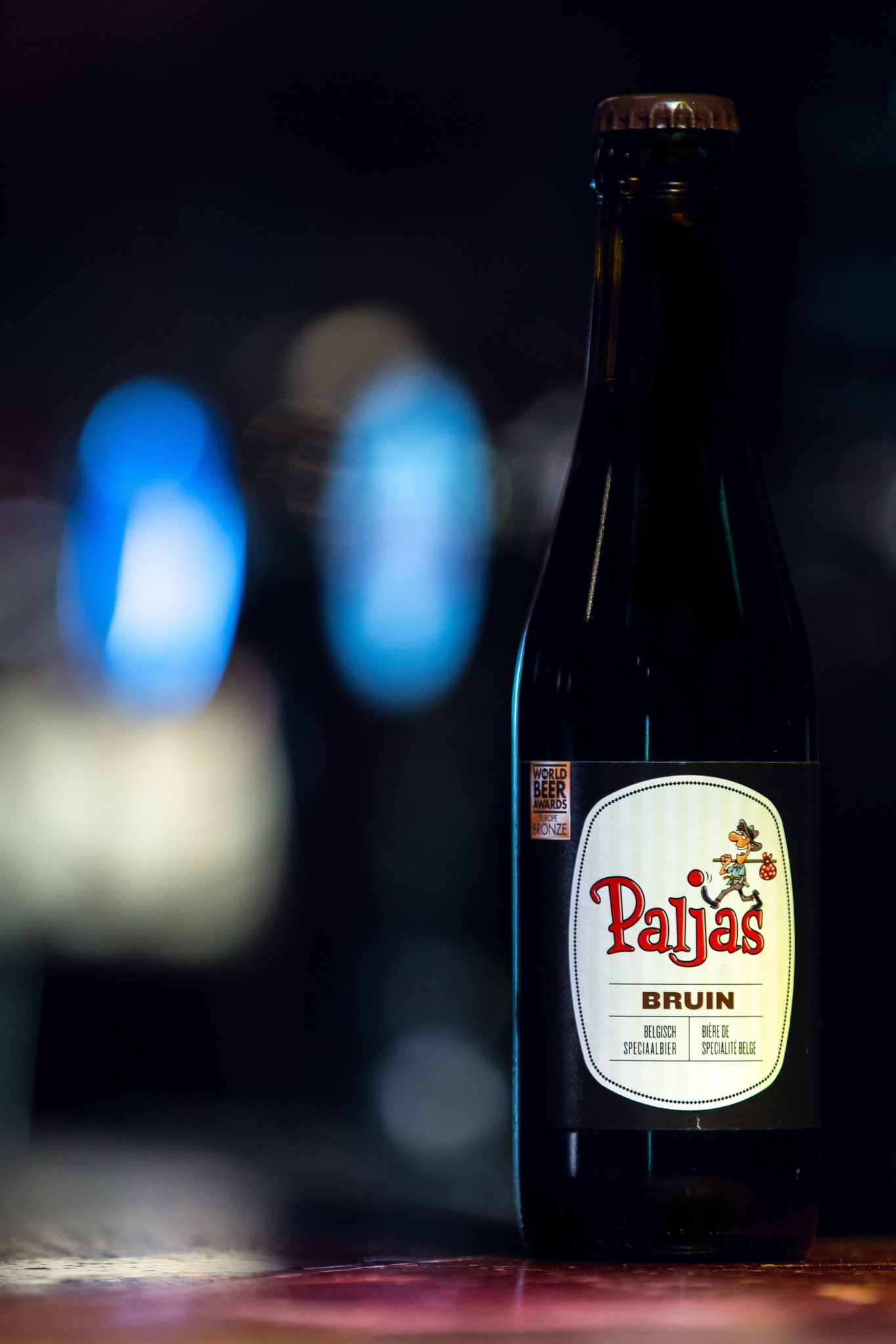 Paljas Bruin Herkomst: Zeebrugge, Bel-gië Bruin speciaalbier wat gebrouwen is met 4 soorten hop. Hierdoor heeft het bier een rijke smaak. Dit bier is gebrouwen door brouwerij Henricus in Zeebrugge. Bij het proe-ven van het bier ontdek je de smaken van salmiak en wiebertjes. De kleur wordt be-paald door het karamelliseren van het mout. De mooie intense bruine kleur maakt het biertje compleet. Het bier bevat een alcoholpercentage van: 6%. Advies serveertem-peratuur: 6 á 9 graden.